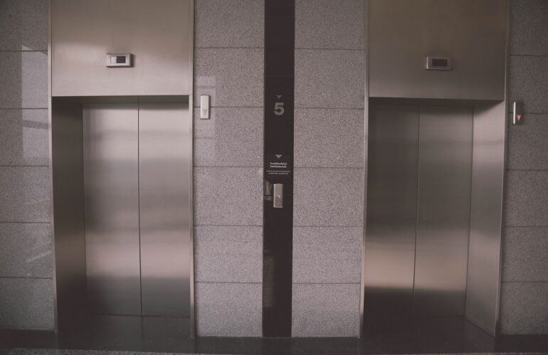 Nueva normativa de ascensores: cuándo entra en vigor y a qué comunidades de vecinos afecta.